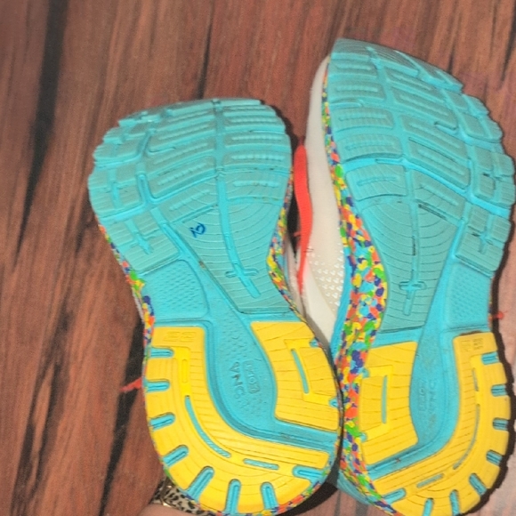 Brooks Light Blue Sneakers with Colorful Midsole and Bold Laces - Picture 5 of 5